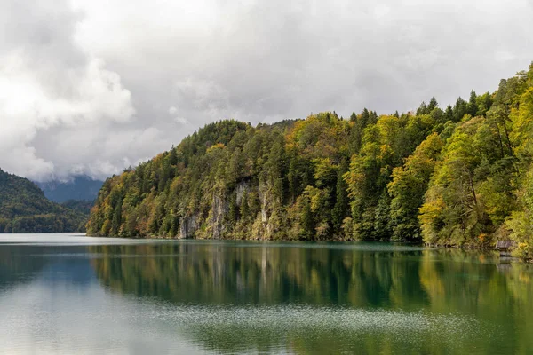 Una Splendida Vista Sul Lago Alberi Verdi Contro Cielo Nuvoloso — Foto Stock