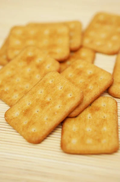 Een Verticaal Shot Van Zoute Crackers Vierkante Vorm — Stockfoto