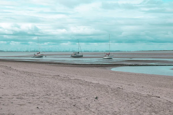 Una Vista Panorámica Los Barcos Playa Sobre Fondo Nublado — Foto de Stock
