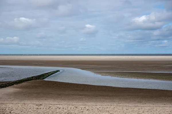 Una Vista Panorámica Una Playa Arena Sobre Fondo Nublado — Foto de Stock