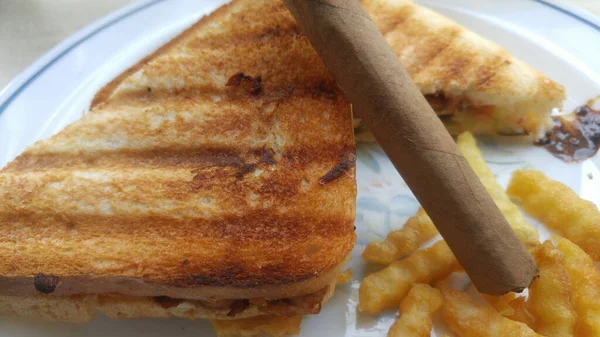 Бутерброд Паніні Разом Кубинською Сигарою Порційній Тарілці — стокове фото