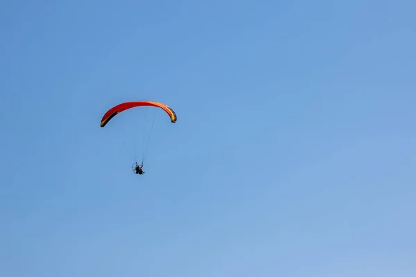 Paraglider Letící Přes Modrou Oblohu Kubě — Stock fotografie