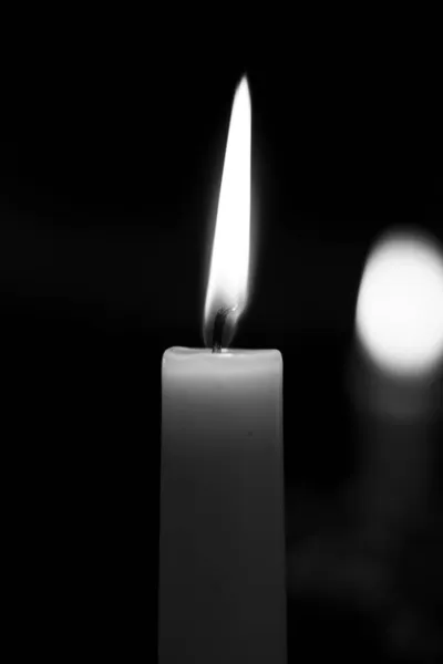 一支灰色的蜡烛在黑色的背景上燃烧的镜头 — 图库照片