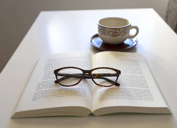 Selective Focus Shot Book Eyeglasses Cup Patterns Table — Zdjęcie stockowe