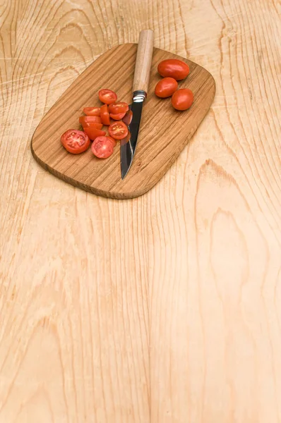 Tomates Datterini Con Tabla Cortar Cuchillo Una Superficie Madera Con —  Fotos de Stock