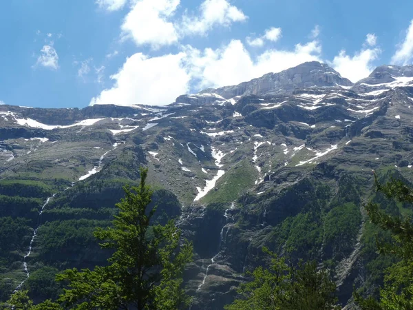 Vacker Utsikt Steniga Berg Delvis Täckt Med Snö Solig — Stockfoto