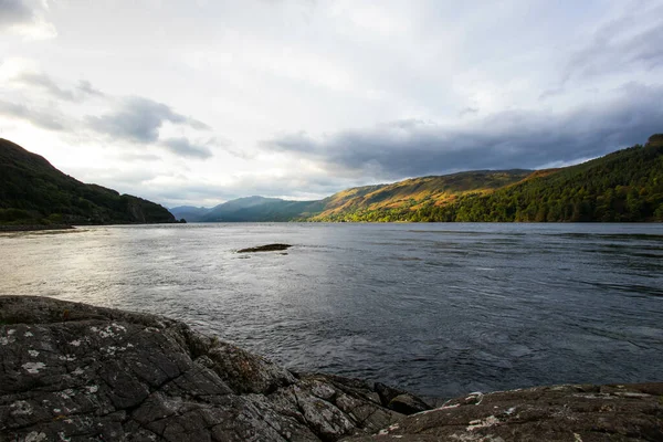 Wspaniała Skalista Plaża Wyżyny Elgol Wyspie Skye Pod Zachmurzonym Niebem — Zdjęcie stockowe