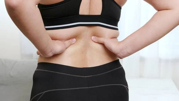妇女背痛 按摩酸痛的肌肉 用手按摩 保健概念 — 图库照片
