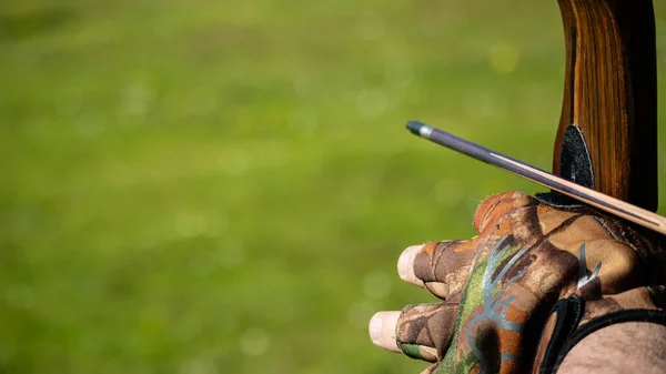 Nahaufnahme Der Hand Eines Mannes Auf Einem Pfeil Und Einem — Stockfoto