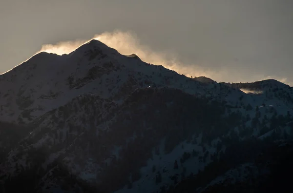 Eine Schöne Silhouette Scharfer Berggipfel — Stockfoto