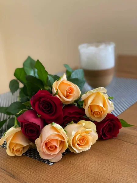 Vertical Closeup Beautiful Bouquet Roses Table — Stock Photo, Image