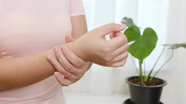 Жінки Роблять Руки Тягнуться Вправляються Захисту Офісного Синдрому Ручного Артриту — стокове фото