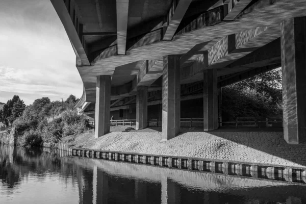 Une Échelle Gris Rapprochée Sous Contournement Elland Avec Des Reflets — Photo