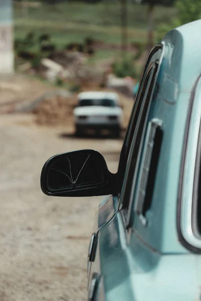 Kırsal Kesimdeki Eski Mavi Bir Arabanın Dikiz Aynasının Dikey Görüntüsü — Stok fotoğraf