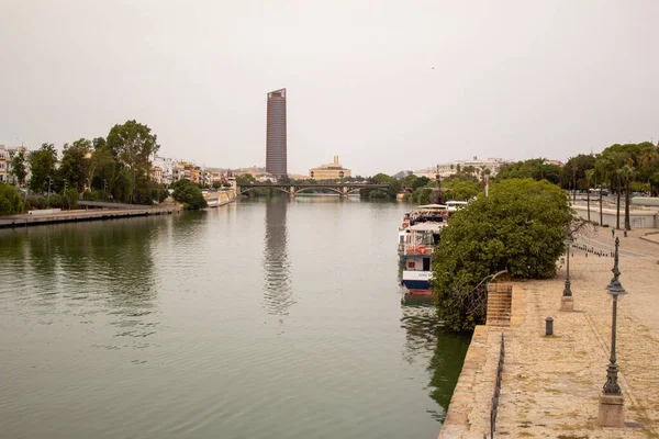 Una Splendida Vista Fiume Che Scorre Città Con Ponte Gli — Foto Stock