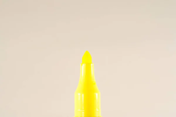 Μια Φωτεινή Κίτρινη Πένα Μύτη Τσόχας Που Απομονώνεται Λευκό Φόντο — Φωτογραφία Αρχείου