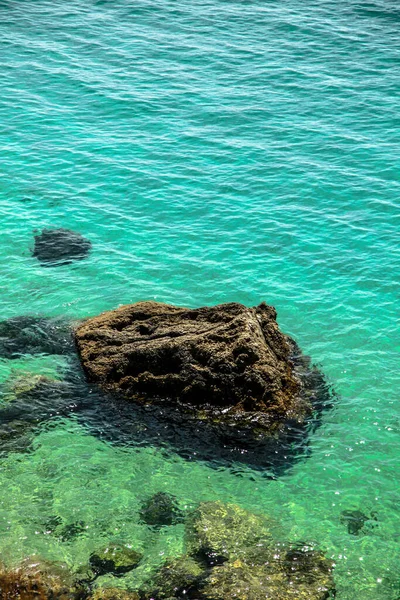 Lovitură Verticală Formațiuni Rocă Marea Turcoaz — Fotografie, imagine de stoc