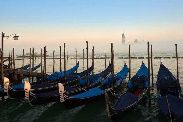 イタリアの霧の日にヴェネツィアを見下ろす川の水のゴンドラ — ストック写真