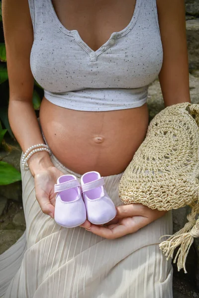 Zblízka Záběr Bělošku Těhotné Ženy Drží Dětské Boty Pro Brzy — Stock fotografie