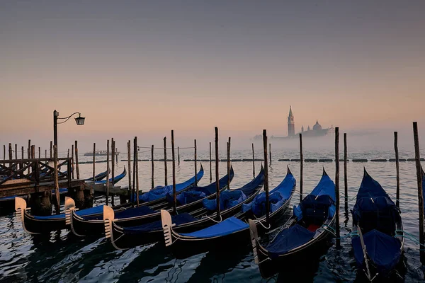 イタリアの霧の日にヴェネツィアを見下ろす川の水のゴンドラ — ストック写真