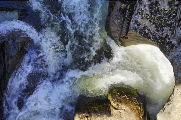 秋の流れの速い川 — ストック写真