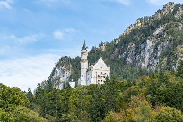 Una Hermosa Escena Soleada Del Castillo Neuschwanstein Alemania Cima Una — Foto de Stock