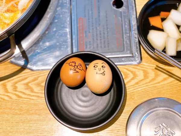 Una Vista Superior Dos Huevos Con Dibujo Divertido Ellos Tabla — Foto de Stock