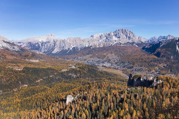 意大利Dolomites的Cortina Ampezzo和周围山区的空中景观 — 图库照片