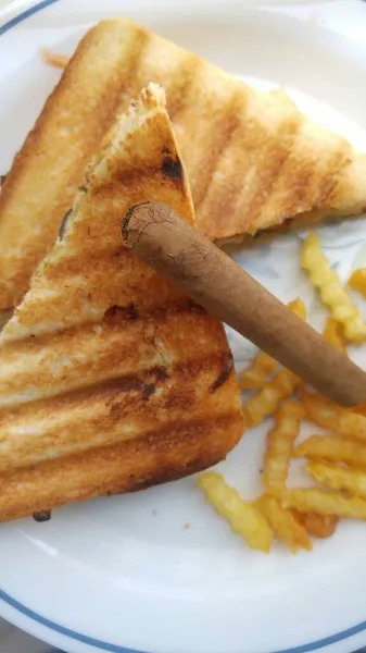 Ein Panini Sandwich Zusammen Mit Einer Kubanischen Zigarre Auf Einem — Stockfoto