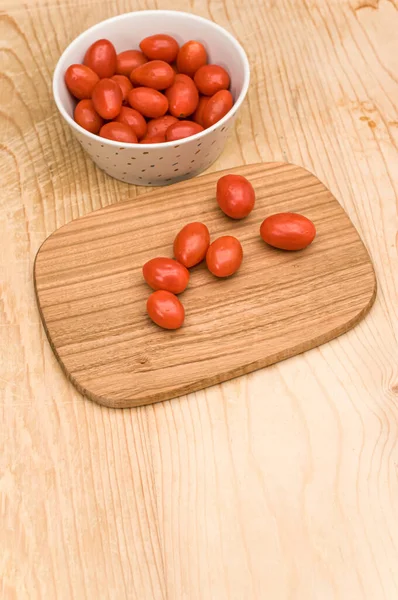 Tazón Lleno Tomates Datterini Con Tabla Cortar Una Superficie Madera — Foto de Stock