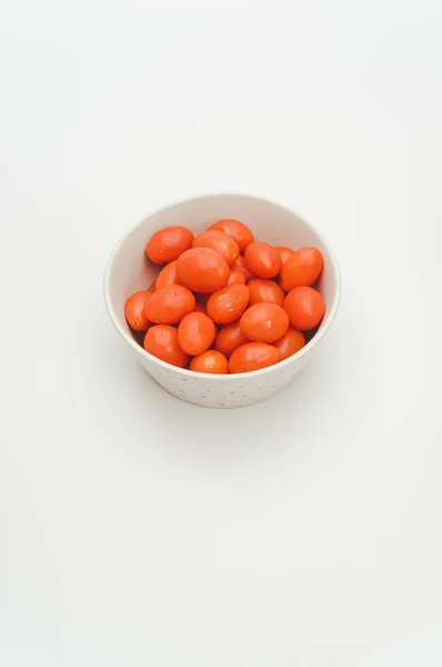 Tazón Gres Decorado Blanco Lleno Tomates Datterini Una Superficie Blanca —  Fotos de Stock