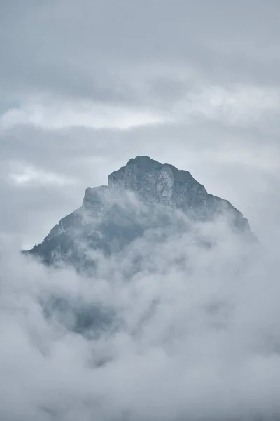 Una Splendida Vista Una Montagna Coperta Neve Pendii Nebbiosi Ricoperti — Foto Stock
