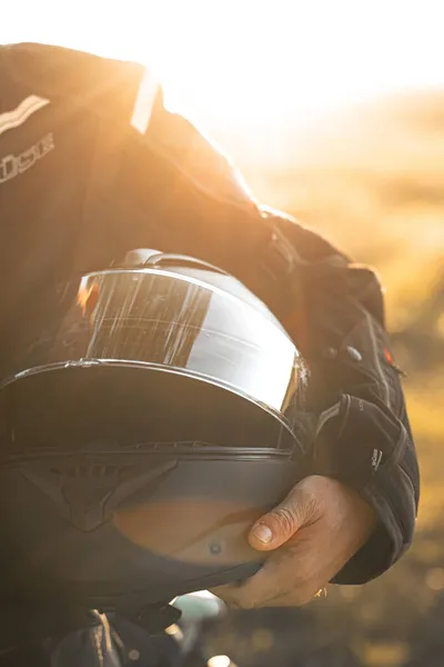 Odenwald Almany Ağustos 2021 Altın Gün Batımında Motosiklet Kaskı Tutan — Stok fotoğraf