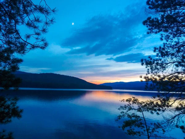 Ein Faszinierender Blick Auf Den Ruhigen See Bei Sonnenuntergang Unter — Stockfoto