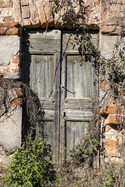 Plano Vertical Edificio Abandonado Puerta Madera Vintage — Foto de Stock