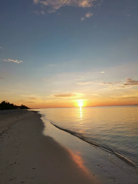 Vertikal Bild Vacker Solnedgång Över Lugn Havsstrand — Stockfoto