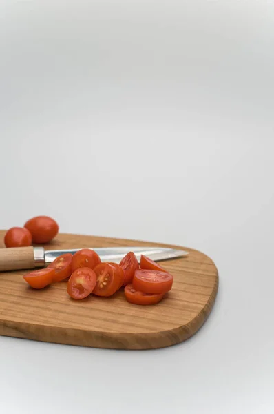 Pomidory Datterini Deską Krojenia Nożem Białej Powierzchni Przestrzenią Tekstową — Zdjęcie stockowe