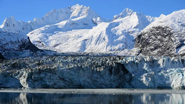 Vacker Utsikt Över Glacierade Bergen Och Isfallet Med Blå Himmel — Stockfoto