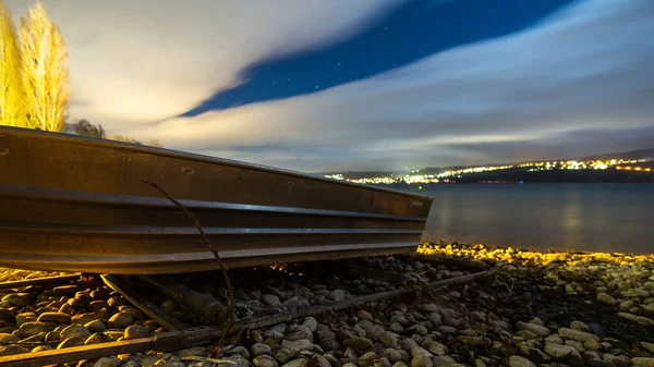Närbild Bild Liten Båt Stranden Med Ett Hav Och Stad — Stockfoto