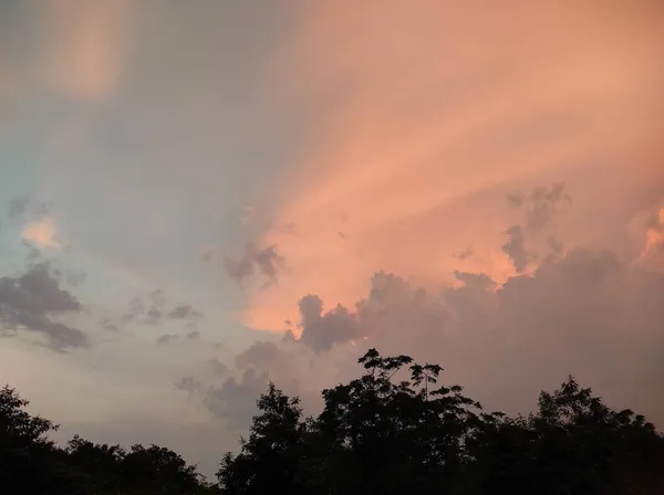 Tiro Ângulo Baixo Céu Nublado Pôr Sol — Fotografia de Stock