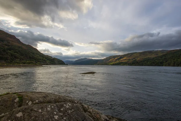 Wspaniała Skalista Plaża Wyżyny Elgol Wyspie Skye Pod Zachmurzonym Niebem — Zdjęcie stockowe