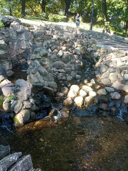 ラトビアのリガにあるバステカルン公園の岩の上を流れる小川 — ストック写真
