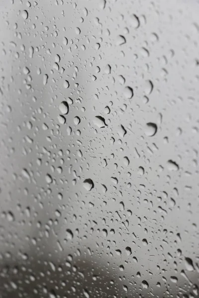 Ένα Κοντινό Πλάνο Από Διαφανές Γυαλί Σταγονίδια Νερού Μια Βροχερή — Φωτογραφία Αρχείου
