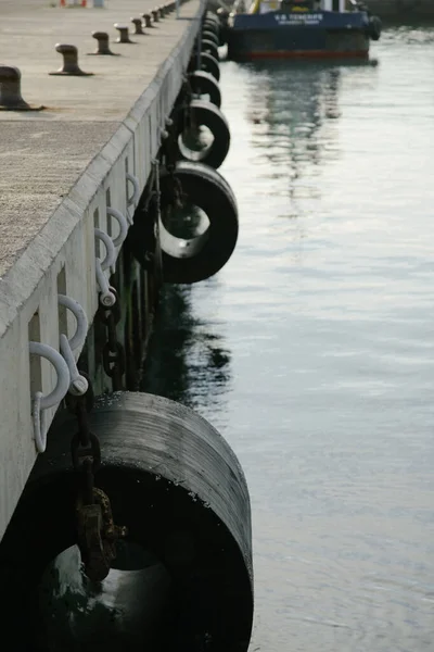 Muelle Vacío Con Viejas Pilonas Metálicas — Foto de Stock