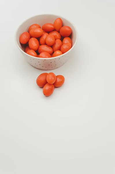 Tazón Gres Decorado Blanco Lleno Tomates Datterini Una Superficie Blanca —  Fotos de Stock