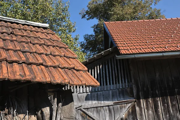 Schuppendächer Mit Alten Und Neuen Schindeln Auf Einem Holzigen Gebäude — Stockfoto