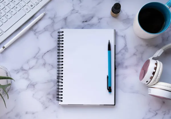 Una Vista Dall Alto Una Penna Sul Notebook Vicino Computer — Foto Stock