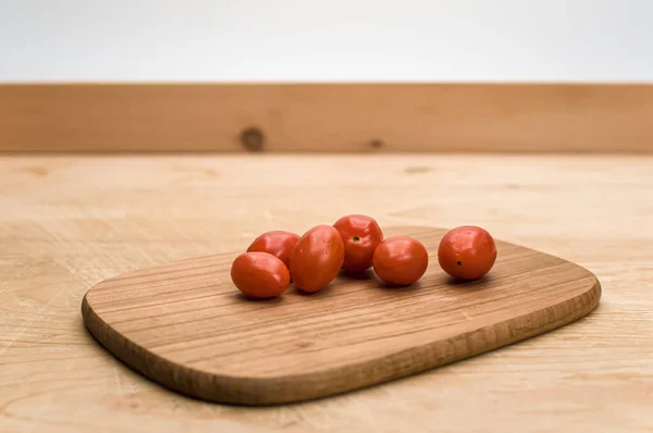 Tomates Datterini Con Tabla Cortar Una Superficie Madera Con Espacio — Foto de Stock