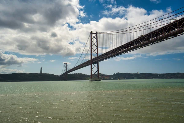 ポルトガルのリスボンにある25 Abril Bridge — ストック写真