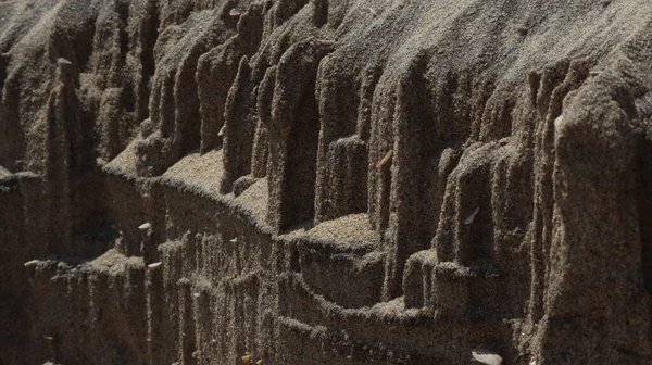 Een Zandduin Een Rotsachtig Gebied Een Zonnige Dag — Stockfoto